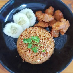 ข้าวผัดพริกเผาไข่เค็มไก่กรอบ