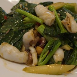 คะน้าผัด ปลาหมึก