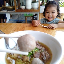 น้องบัวลูกของเจ้าของร้าน มาคอยต้อนรับลูกค้า