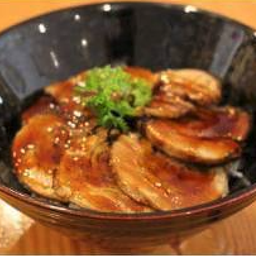 ข้าวหน้าหมูชาชูย่าง