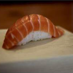 ข้าวปั้นแซลมอน คู่ละ