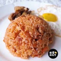 ข้าวผัดอเมริกัน เสริฟคู่ปีกไก่ทอด และ ไข่ดาว