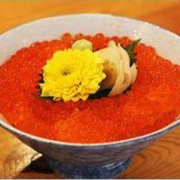 ข้าวหน้าไข่ปลาแซลมอน