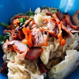 ร้านบะหมี่ข้างร้านบ้านส้มตำ