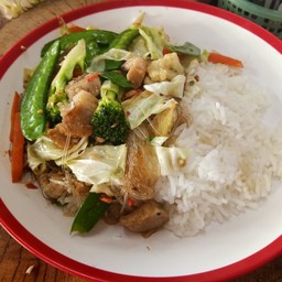 ข้าวผักรวมหมูกรอบ