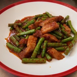 พริกแกงถั่วหมูชิ้น
