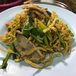ผัดขี้เมาหมู หมี่กรอบ