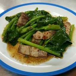 คะน้าหมูกรอบ