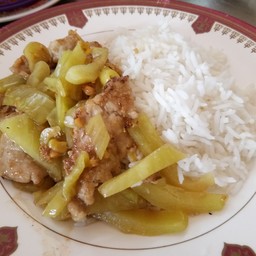 ข้าวเกี่ยมฉ่ายหมู