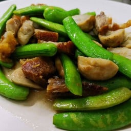 ถั่วลันเตาหวานผัดหมูกรอบ