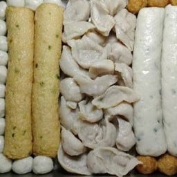 ก๋วยเตี๋ยวลูกชิ้นปลาเจ้หงวนและข้าวมันไก่