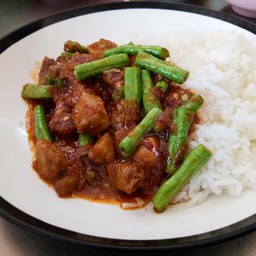 ข้าวพริกแกงหมูกรอบ