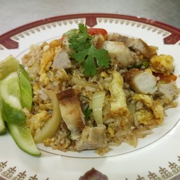 ข้าวผัดหมูกรอบ