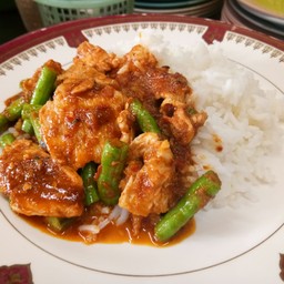 ข้าวพริกแกงหมูชิ้น