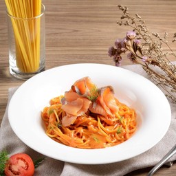 Smoke salmon pink sauce pasta