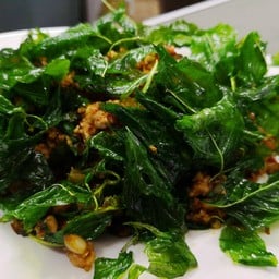 ไข่เยี่ยวม้ากระเพรากรอบ