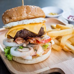 320 แฮมเบอร์เกอร์เนื้อไทยวากิวหมัก นุ่มชุ่มฉ่ำปรุงด้วยมือทุกชิ้น