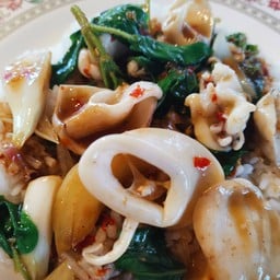 ข้าวราดกะเพราปลาหมึก