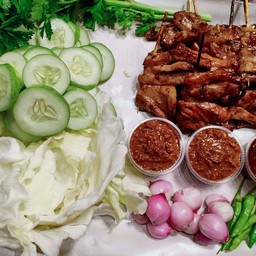 เซ็ตคนโสด หมูย่าง9ไม้+ข้าวเหนียว2ห่อและน้ำจิ้มปลาร้ารสเด็ด+น้ำจิ้มแจ่วพร้อมผักสด