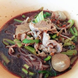ก๋วยเตี๋ยวน้ำตกเนื้อ