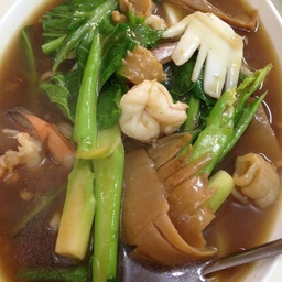 ราดหน้ารวมมิตรทะเล