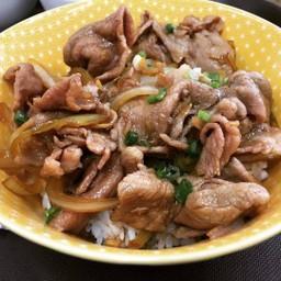 ข้าวหน้าหมูผัดซอสโชยุ