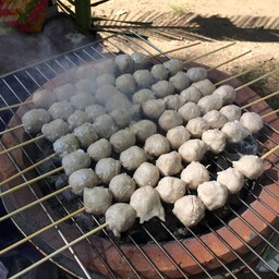 ลูกชิ้นปิ้งเตาถ่าน@ตึกดิน  BY.มุก