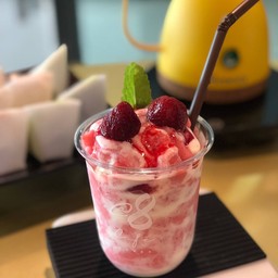 STRAWBERRY YOGURT SMOOTHIE