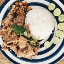 ข้าวหมูกระเทียม Pork with garlic