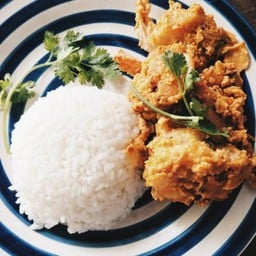 ข้าวกุ้งทอดคลุกไข่เค็ม shrimp with sated egg sauce