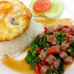 ข้าวราดกระเพราแหนม