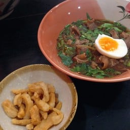 ก๋วยเตี๋ยวเรือคุณยาย กะเพราถาด