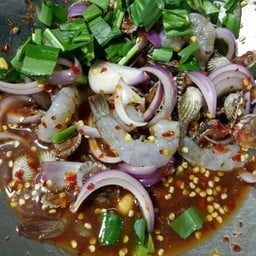 ยำกุ้งสดหอยแครง