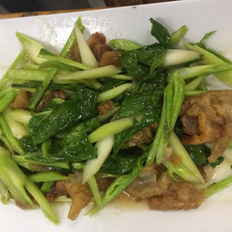 คะน้าหมูกรอบ