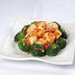 หอยเชลล์ฮอกไกโดผัดบร็อคโคลี่ซอสเอ็กซ์โอ