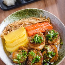 Hotate Butter Yaki Don ข้าวหน้าหอยเชลล์ผัดเนย