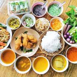 ครัวนาง ขนมจีนเส้นสด สลัดไก่กรอบสมุนไพร สิงหนคร เยื้องอีซุซุสิงหนคร