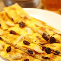 โรตีไข่+ลูกเกด+เม็ดมะม่วง