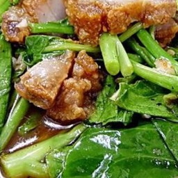 คะน้าหมูกรอบ