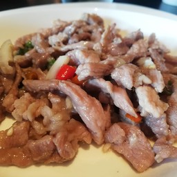 สันคอหมูผัดกระเทียมพริกขี้หนู