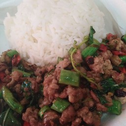 ผัดกระเพราราดข้าว