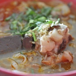 ร้านคุณย่า (ข้าวซอยไก่ ก๋วยเตี๋ยวหมู ก๋วยเตี๋ยวน้ำเงี้ยว อาหารตามสั่ง)