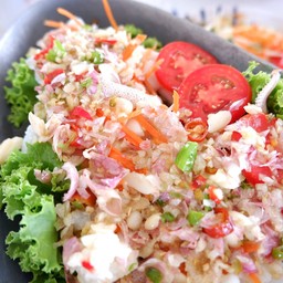 หมึกไข่ตัวโตๆ ราดด้วยน้ำยำรสแซ่บมาก