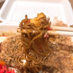 เส้นเล็กๆ ผัดกับซอสรสชาติเข้มข้น แค่คิดถึงน้ำลายก็มา