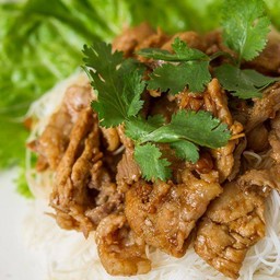 เส้นหมีราดหมูกระเทียมพริกไท