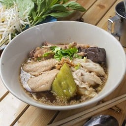 น่องไก่/ปีกไก่+ ตีนไก่ +เนื้อไก่ +เลือด