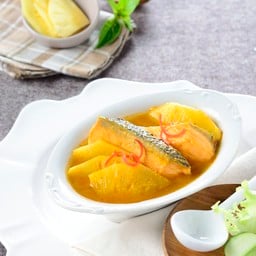 แกงเหลืองสัปปะรดแซลมอน