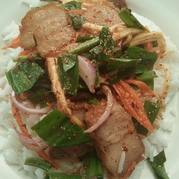 ข้าวหมูกรอบยำแซ่บ