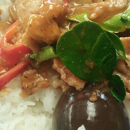 ข้าวผัดพริกแกงหมู-ไข่ดึก