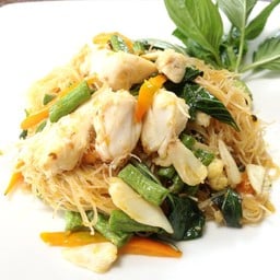 เส้นหมี่ปูก้อนผัดพริกเหลือง